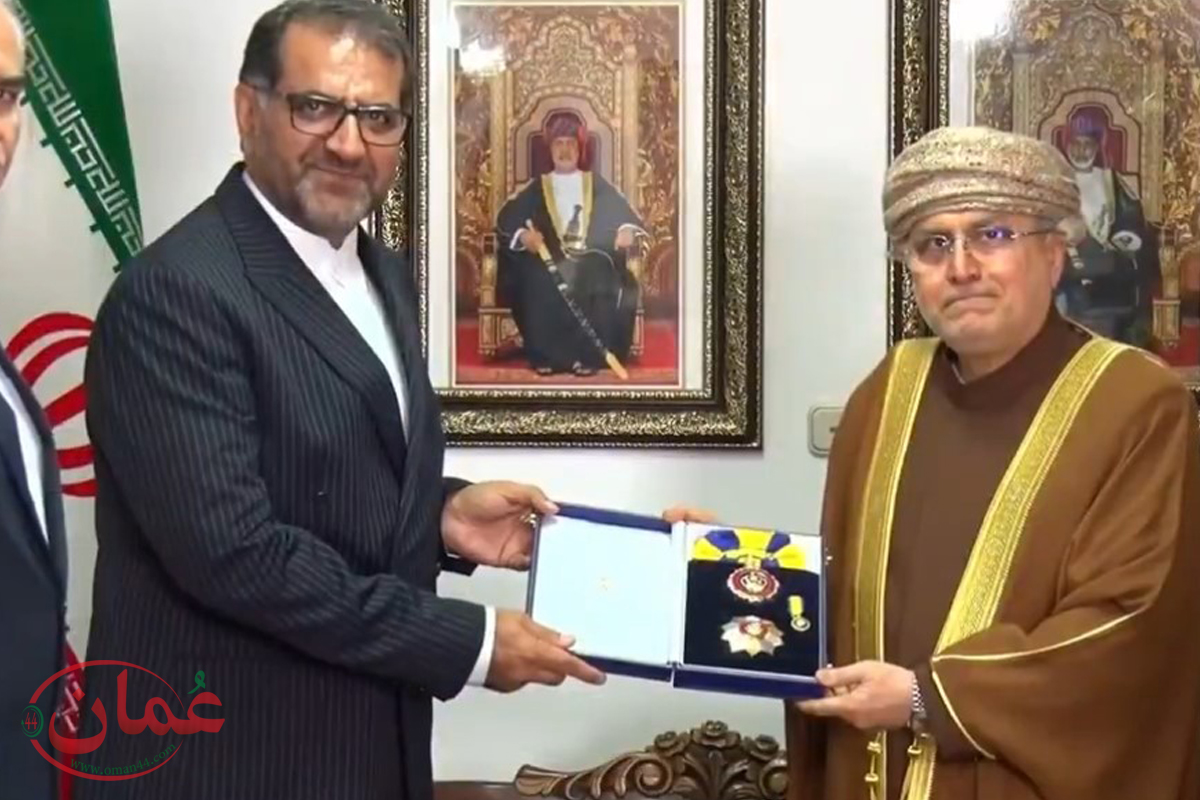 منح سفير إيران السابق لدي السلطنة وسام من الدرجة الأولى!